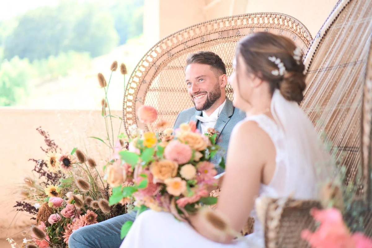 Couple se tenant la main lors d’une cérémonie laïque en extérieur, symbole d’un mariage personnalisé et émouvant.